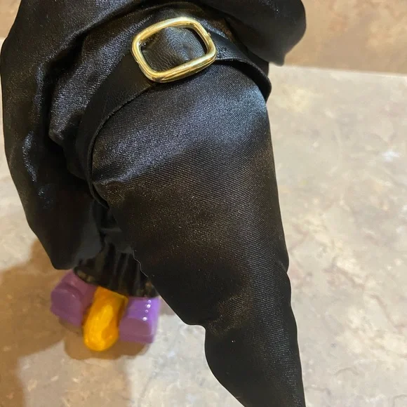 Glenda Good Witch on her broom - Picture 3 of 8